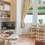 Enjoy Relaxing Family Breaks In With Parking 앰블사이드