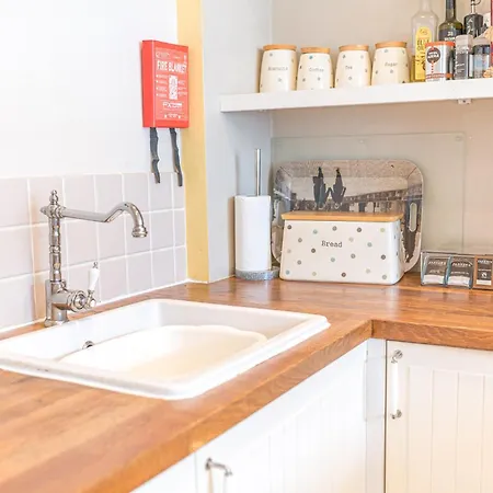 Enjoy Relaxing Family Breaks In With Parking 아파트